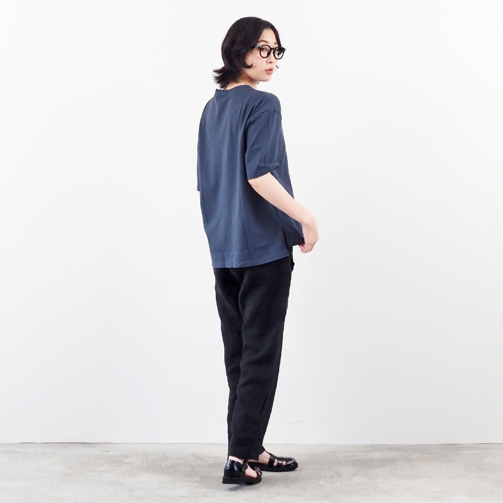 40/2天竺 コンパクトスリットT　Tシャツを着た女性の全身