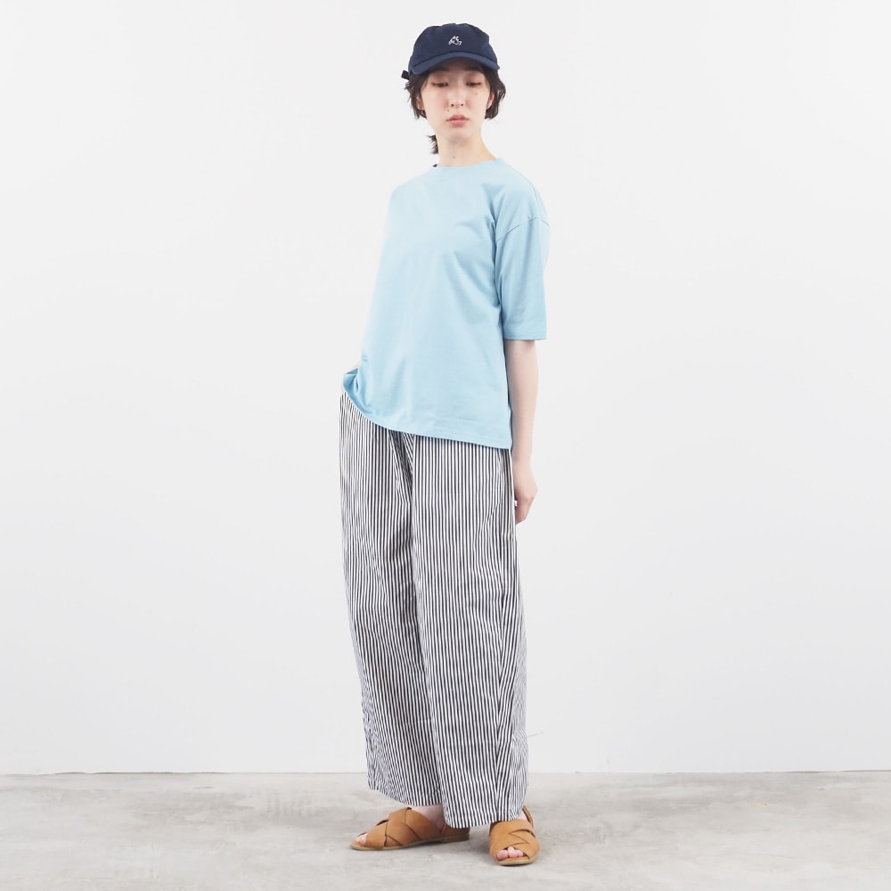 40/2天竺 コンパクトスリットT　Tシャツを着た女性の全身