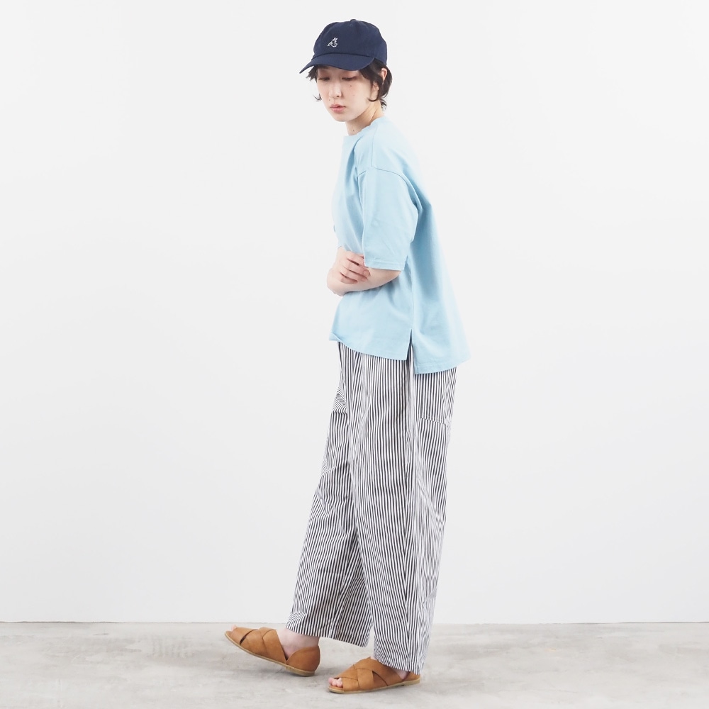 40/2天竺 コンパクトスリットT　Tシャツを着た女性の全身