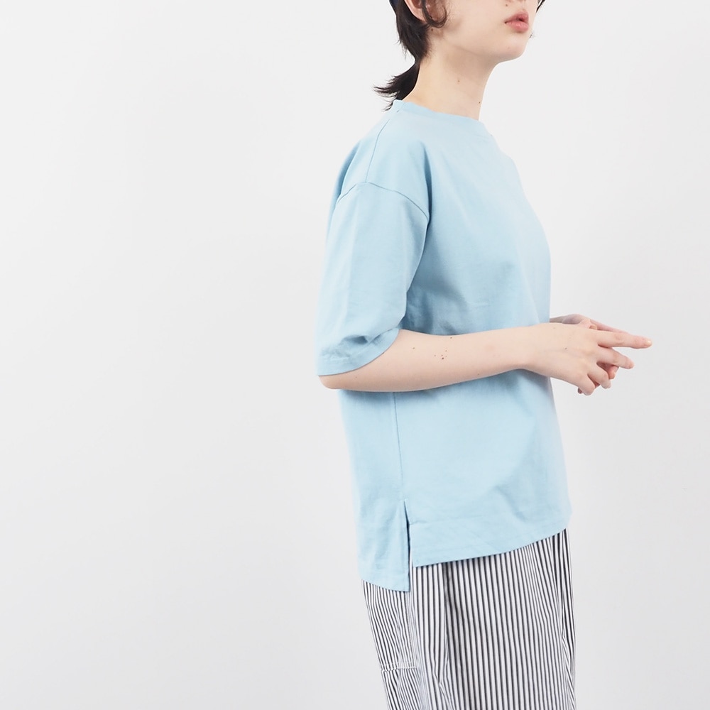 40/2天竺 コンパクトスリットT　Tシャツを着た女性の正面