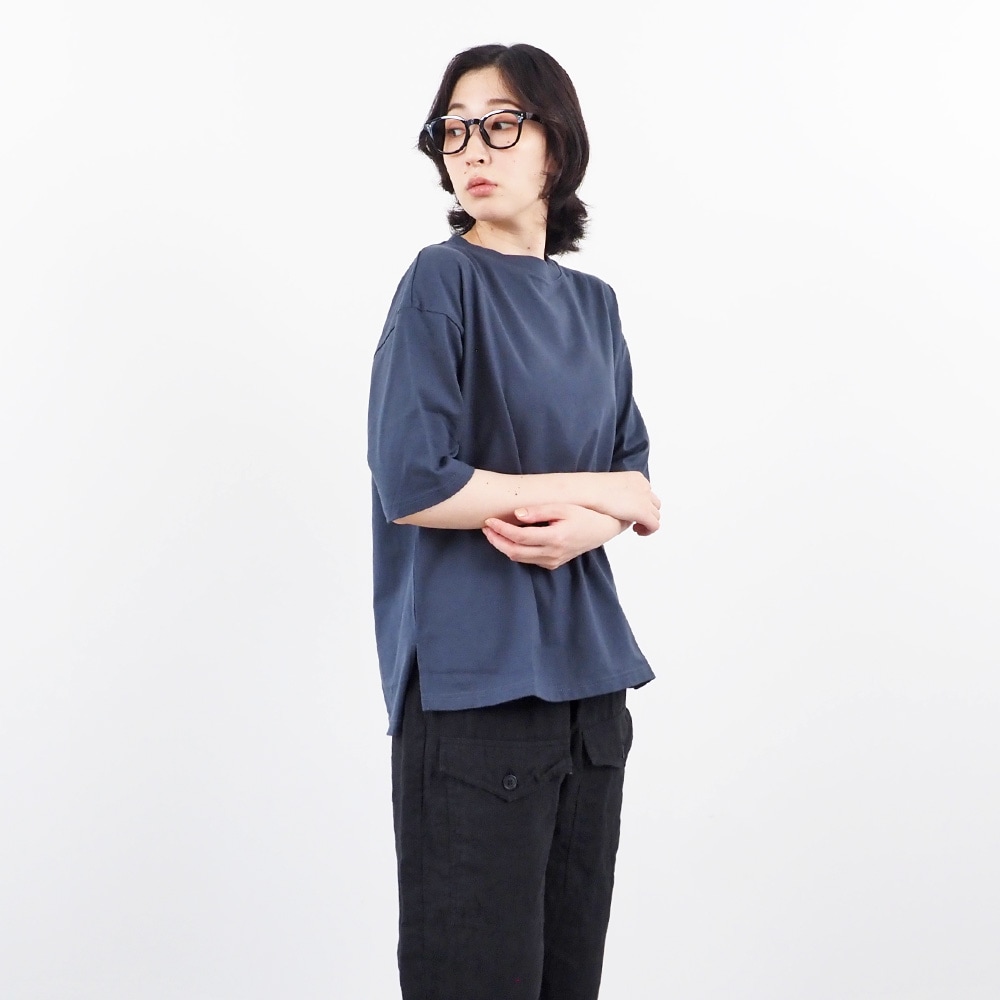 40/2天竺 コンパクトスリットT　Tシャツを着た女性の正面