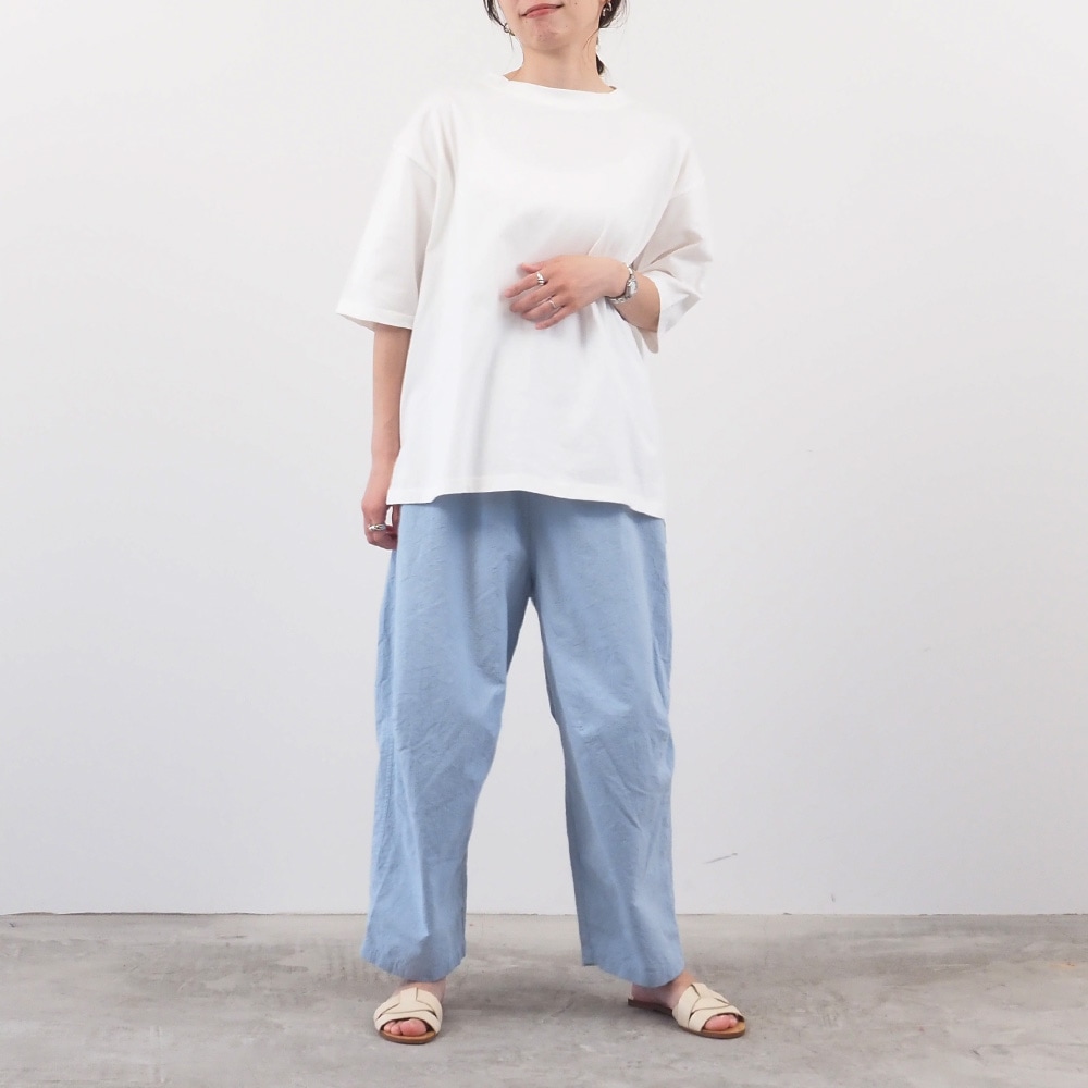 40/2天竺 コンパクトスリットT　Tシャツを着た女性の全身