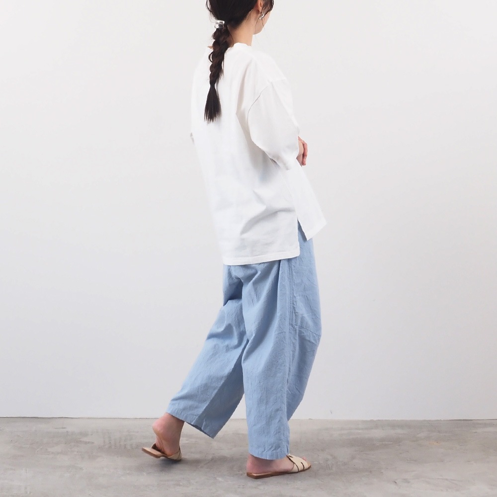 40/2天竺 コンパクトスリットT　Tシャツを着た女性の全身