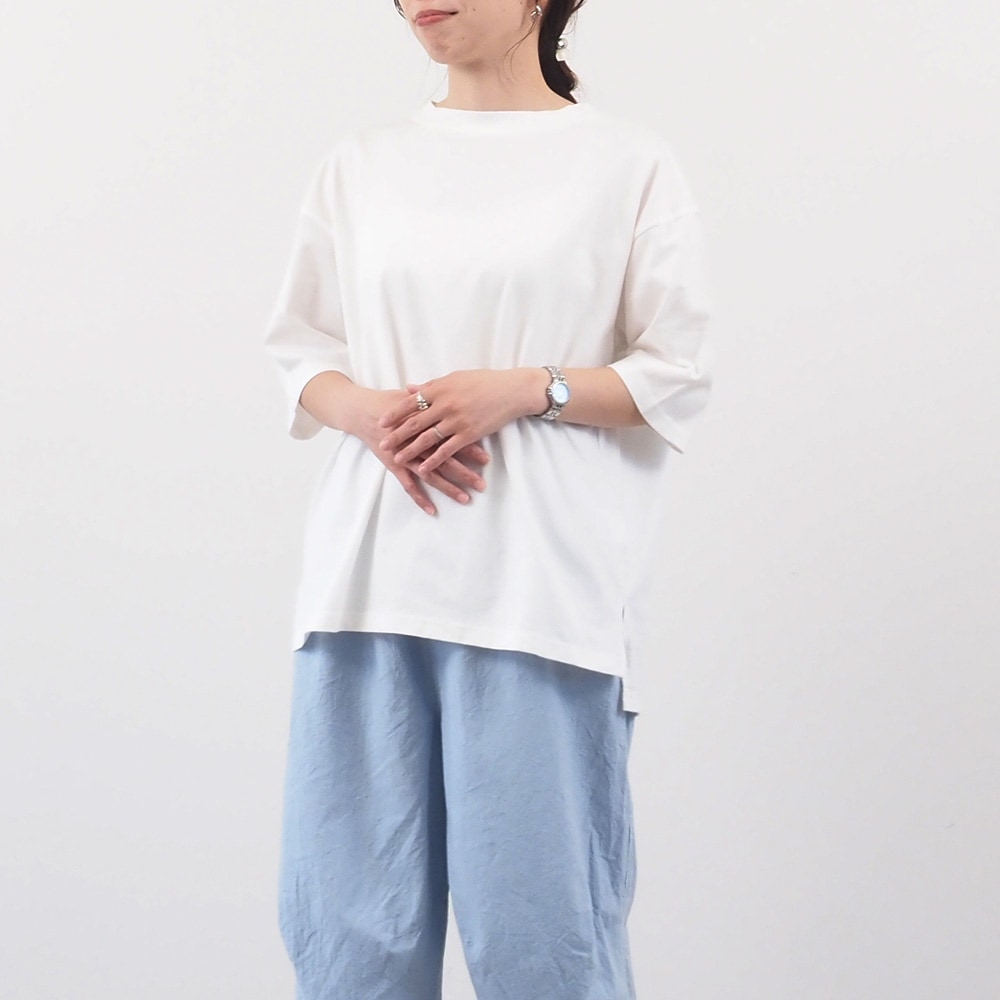 40/2天竺 コンパクトスリットT　Tシャツを着た女性の全身