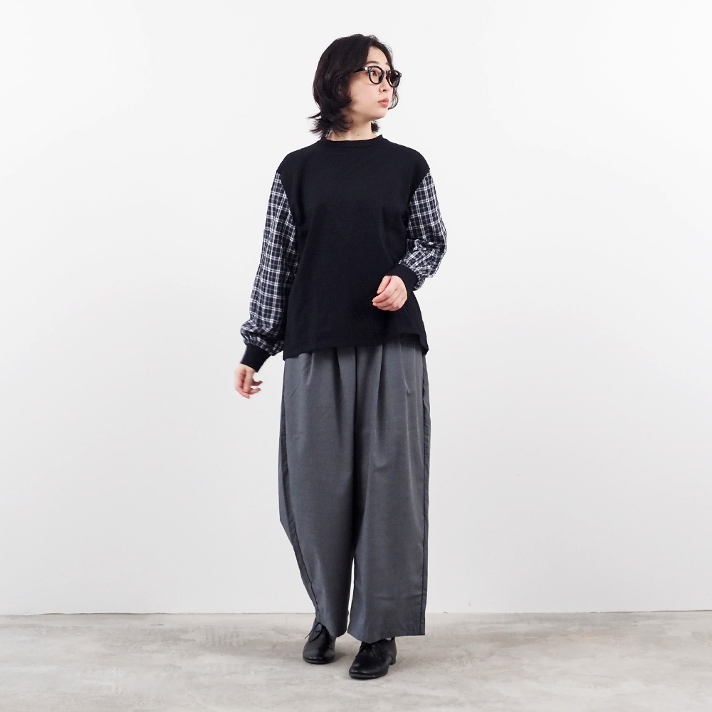 40/2天竺×40タータン ギャザースリーブPO　プルオーバーを着た女性の全身