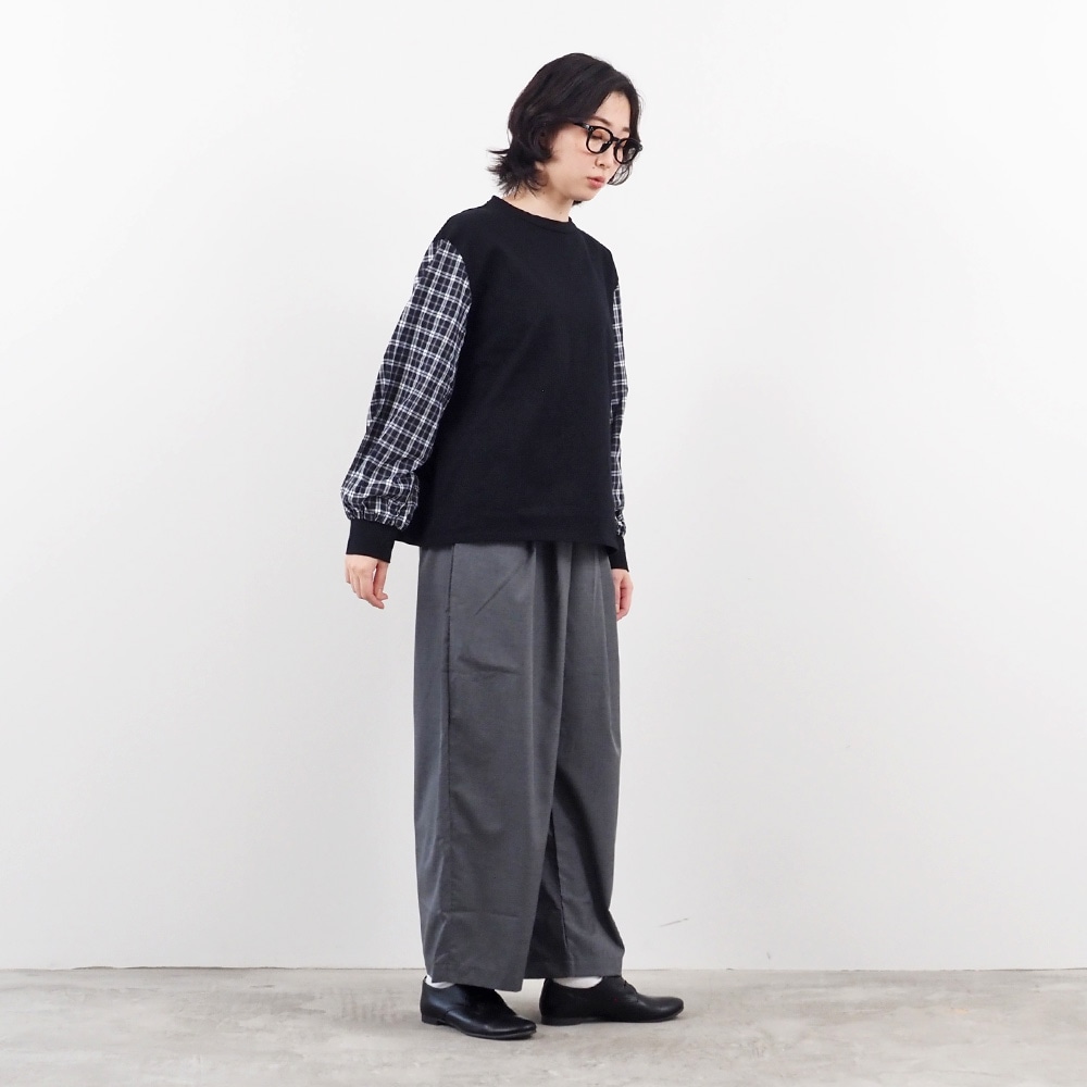 40/2天竺×40タータン ギャザースリーブPO　プルオーバーを着た女性の全身