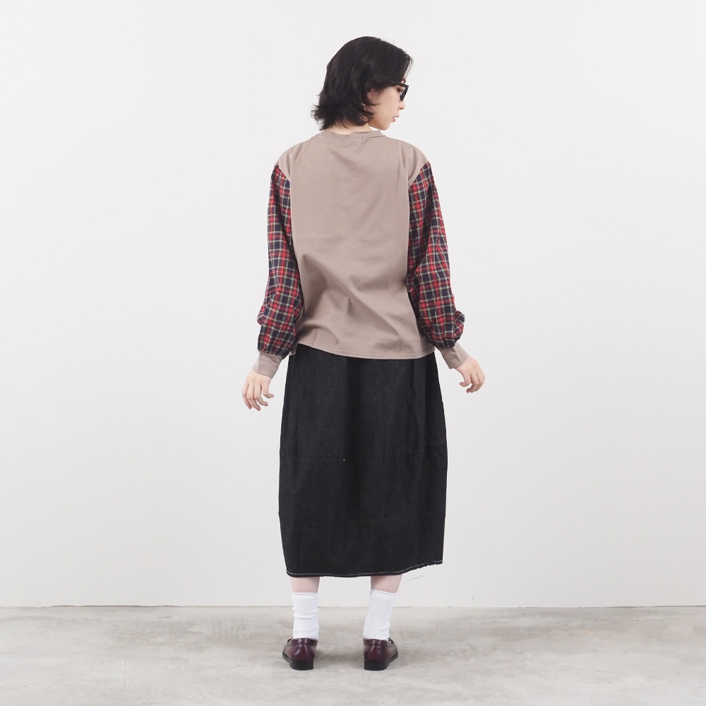 40/2天竺×40タータン ギャザースリーブPO　プルオーバーを着た女性の全身