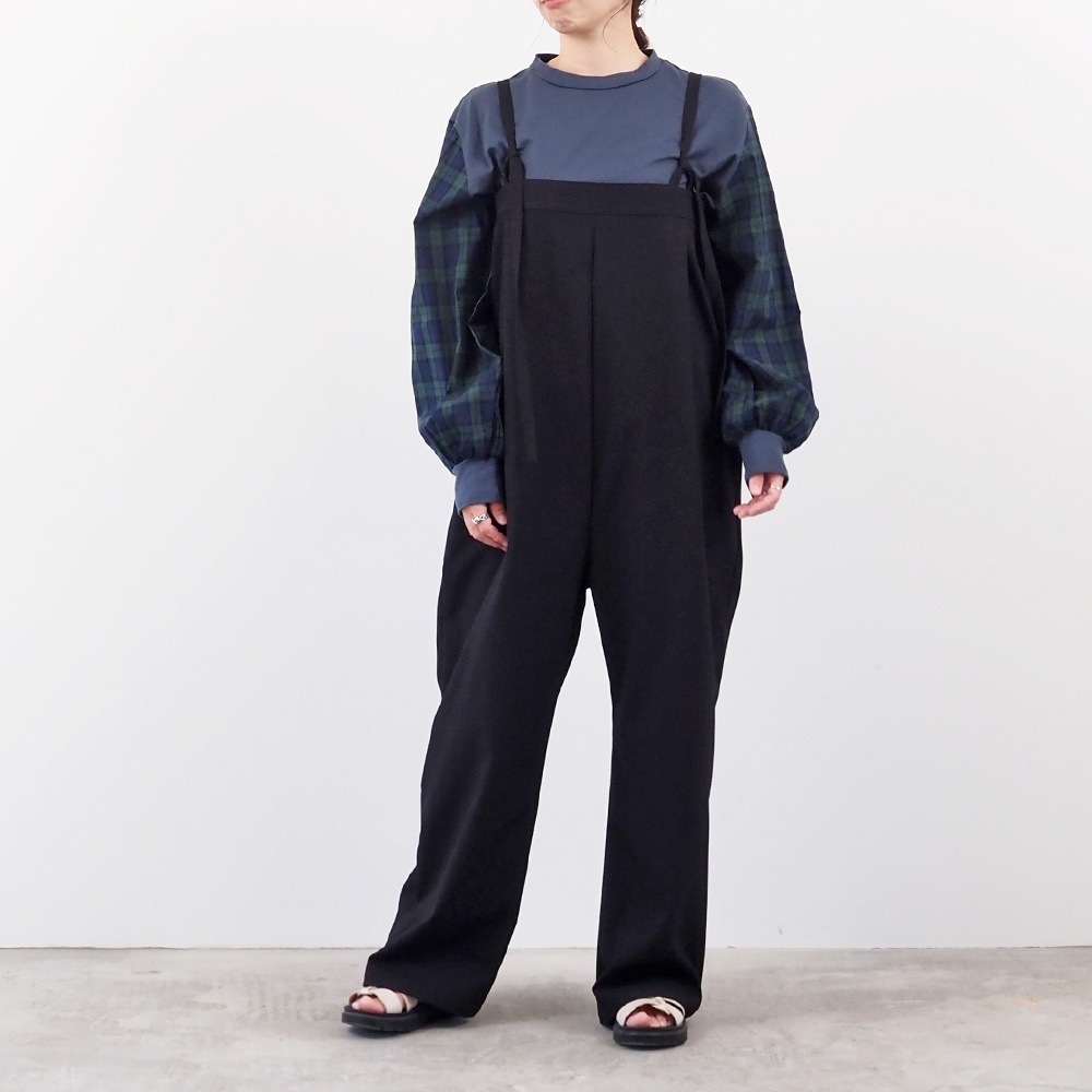 40/2天竺×40タータン ギャザースリーブPO　プルオーバーを着た女性の全身