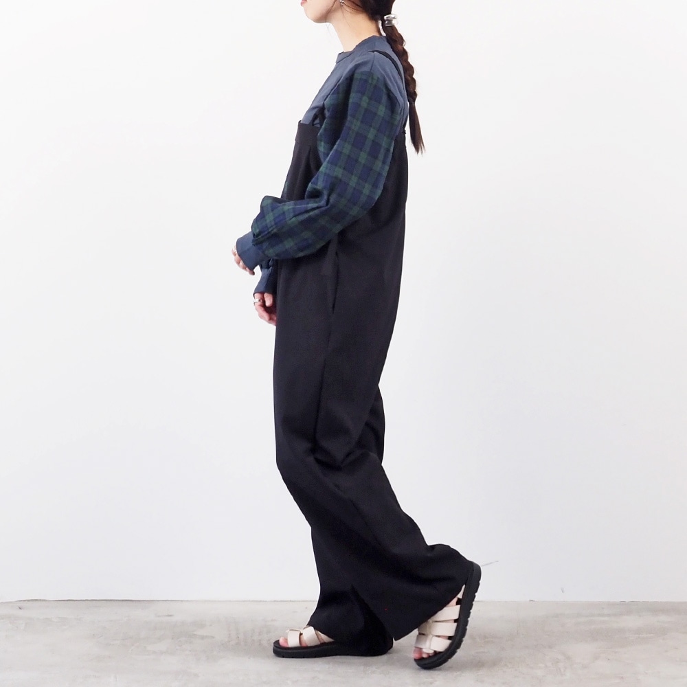 40/2天竺×40タータン ギャザースリーブPO　プルオーバーを着た女性の全身