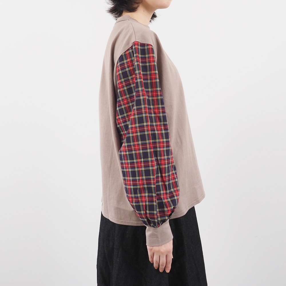 40/2天竺×40タータン ギャザースリーブPO　プルオーバーを着た女性の正面