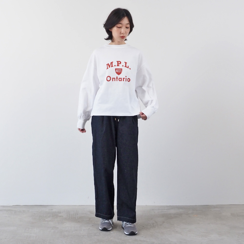 アーミーコットン度詰天竺 M.P.L.プリントPO　トレーナーを着た女性の全身