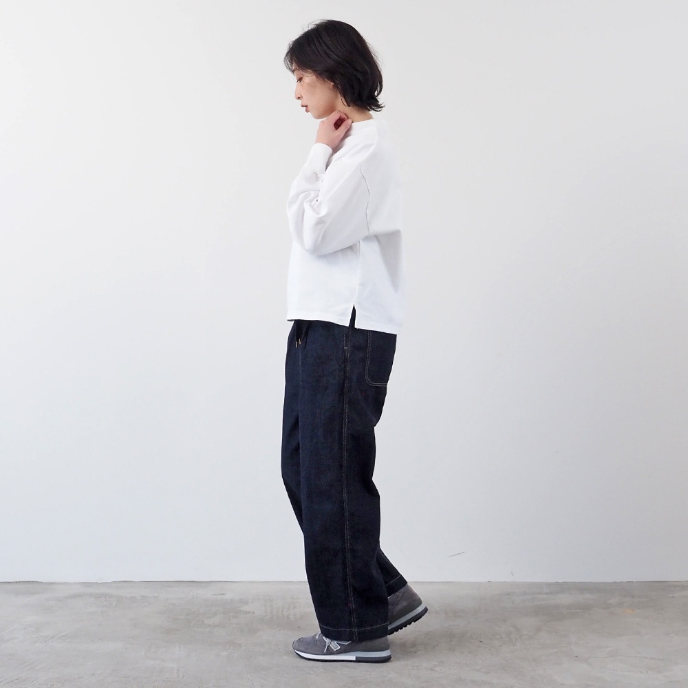 アーミーコットン度詰天竺 M.P.L.プリントPO　トレーナーを着た女性の全身