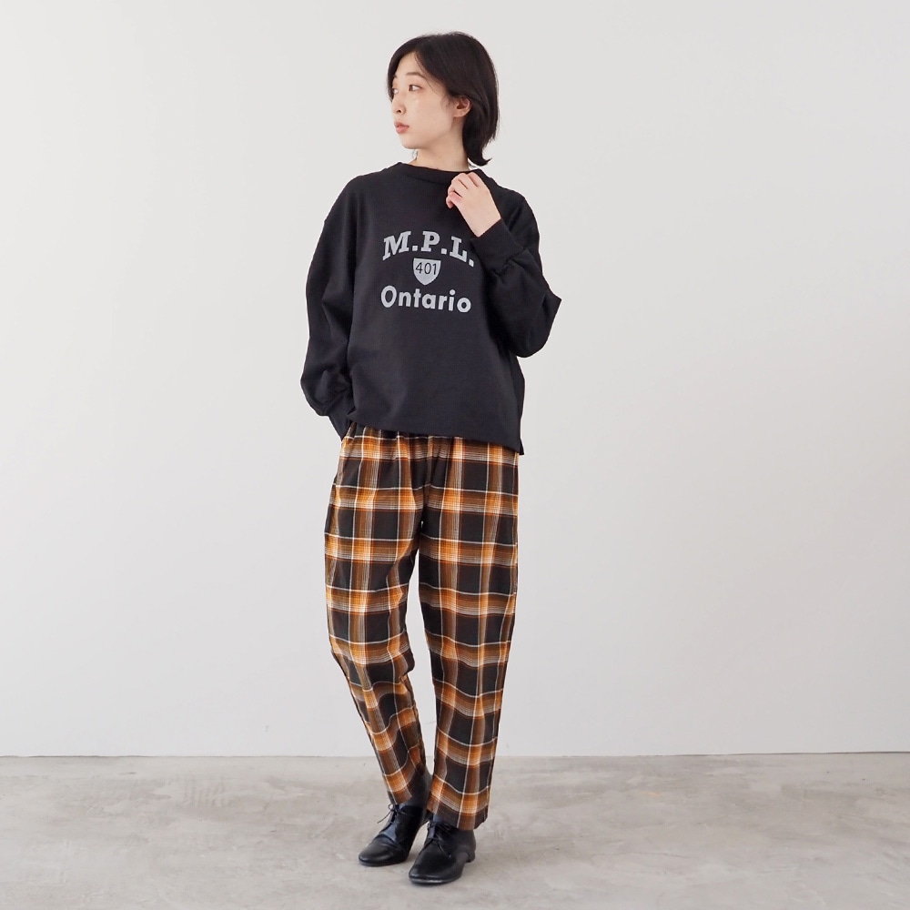 アーミーコットン度詰天竺 M.P.L.プリントPO　トレーナーを着た女性の全身