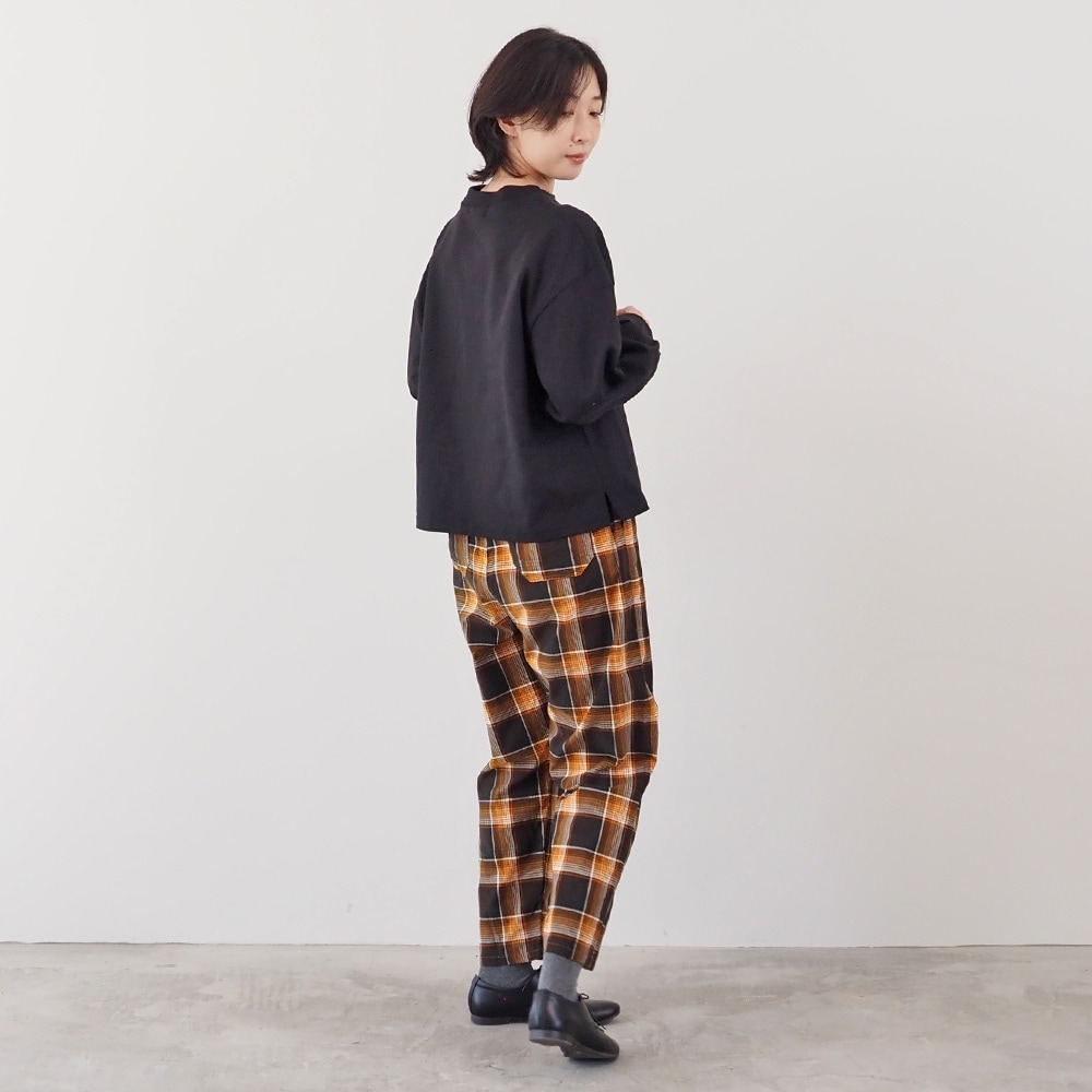 アーミーコットン度詰天竺 M.P.L.プリントPO　トレーナーを着た女性の全身