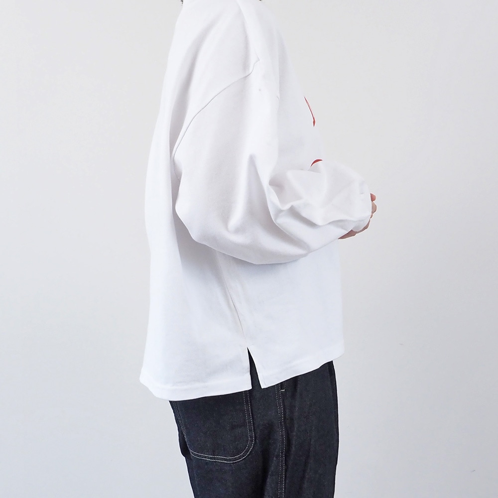 アーミーコットン度詰天竺 M.P.L.プリントPO　トレーナーを着た女性の正面