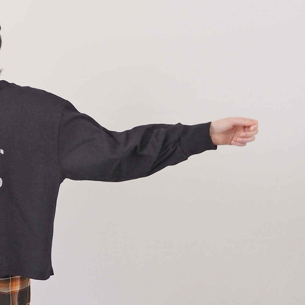 アーミーコットン度詰天竺 M.P.L.プリントPO　トレーナーを着た女性の正面