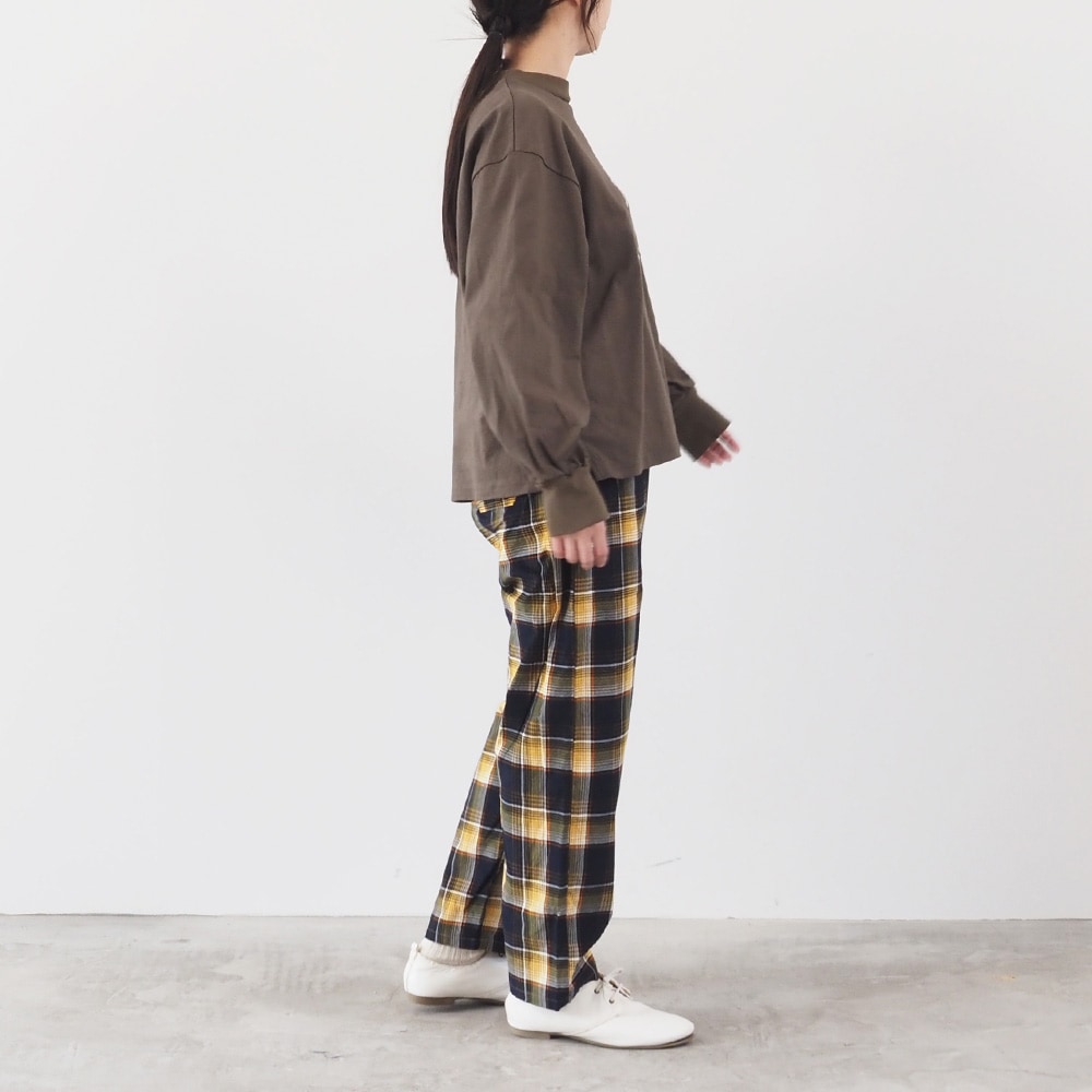 アーミーコットン度詰天竺 M.P.L.プリントPO　トレーナーを着た女性の全身