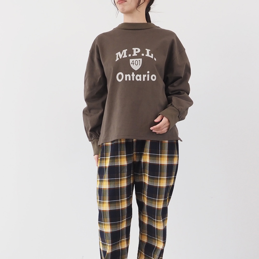 アーミーコットン度詰天竺 M.P.L.プリントPO　トレーナーを着た女性の全身