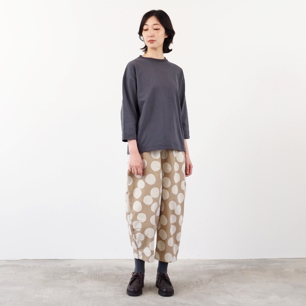 アーミーコットン度詰天竺 7分袖PO プルオーバーを着た女性の全身