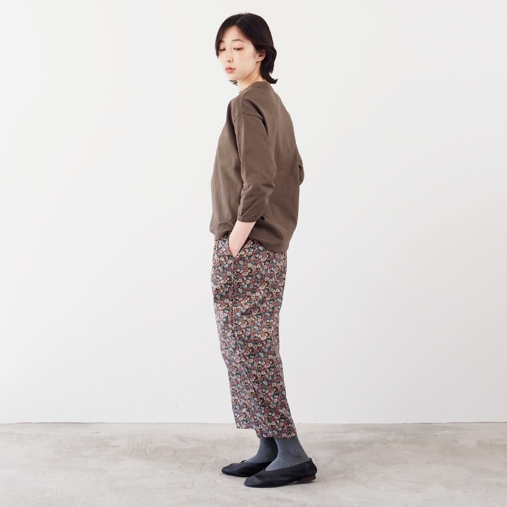 アーミーコットン度詰天竺 7分袖PO プルオーバーを着た女性の全身