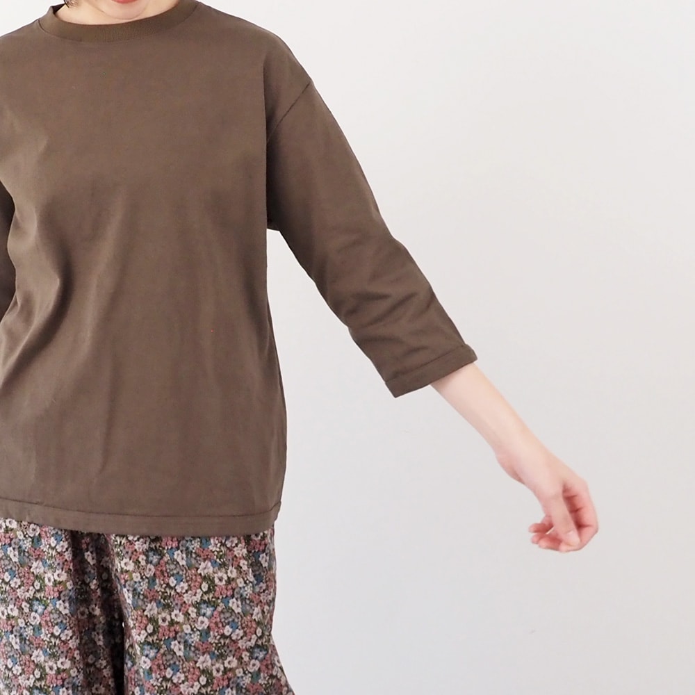 アーミーコットン度詰天竺 7分袖PO プルオーバーを着た女性の全身