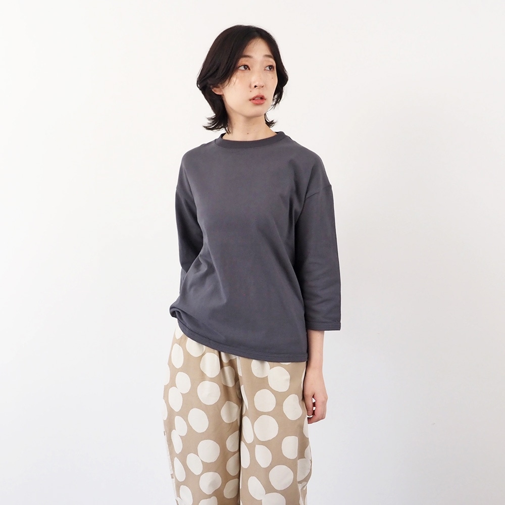 アーミーコットン度詰天竺 7分袖PO プルオーバーを着た女性の正面