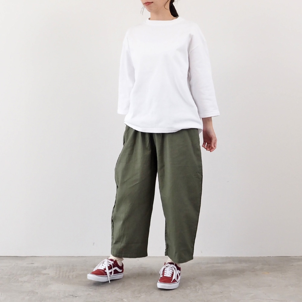 アーミーコットン度詰天竺 7分袖PO プルオーバーを着た女性の全身