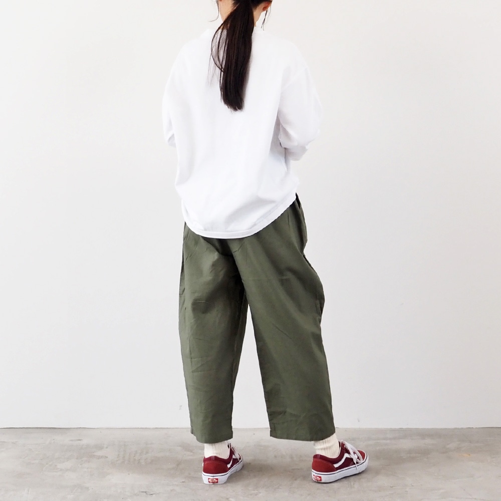 アーミーコットン度詰天竺 7分袖PO プルオーバーを着た女性の全身