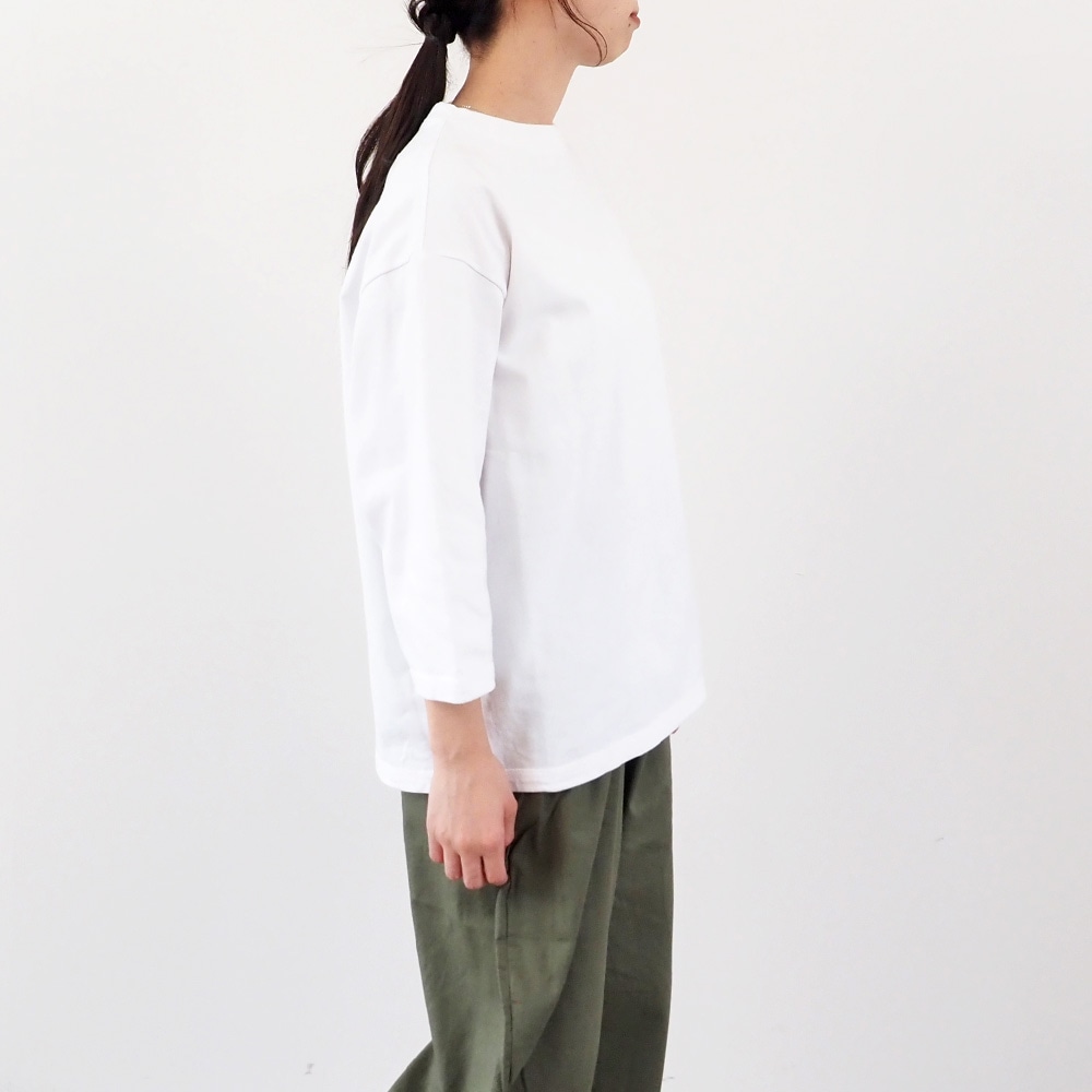 アーミーコットン度詰天竺 7分袖PO プルオーバーを着た女性の全身