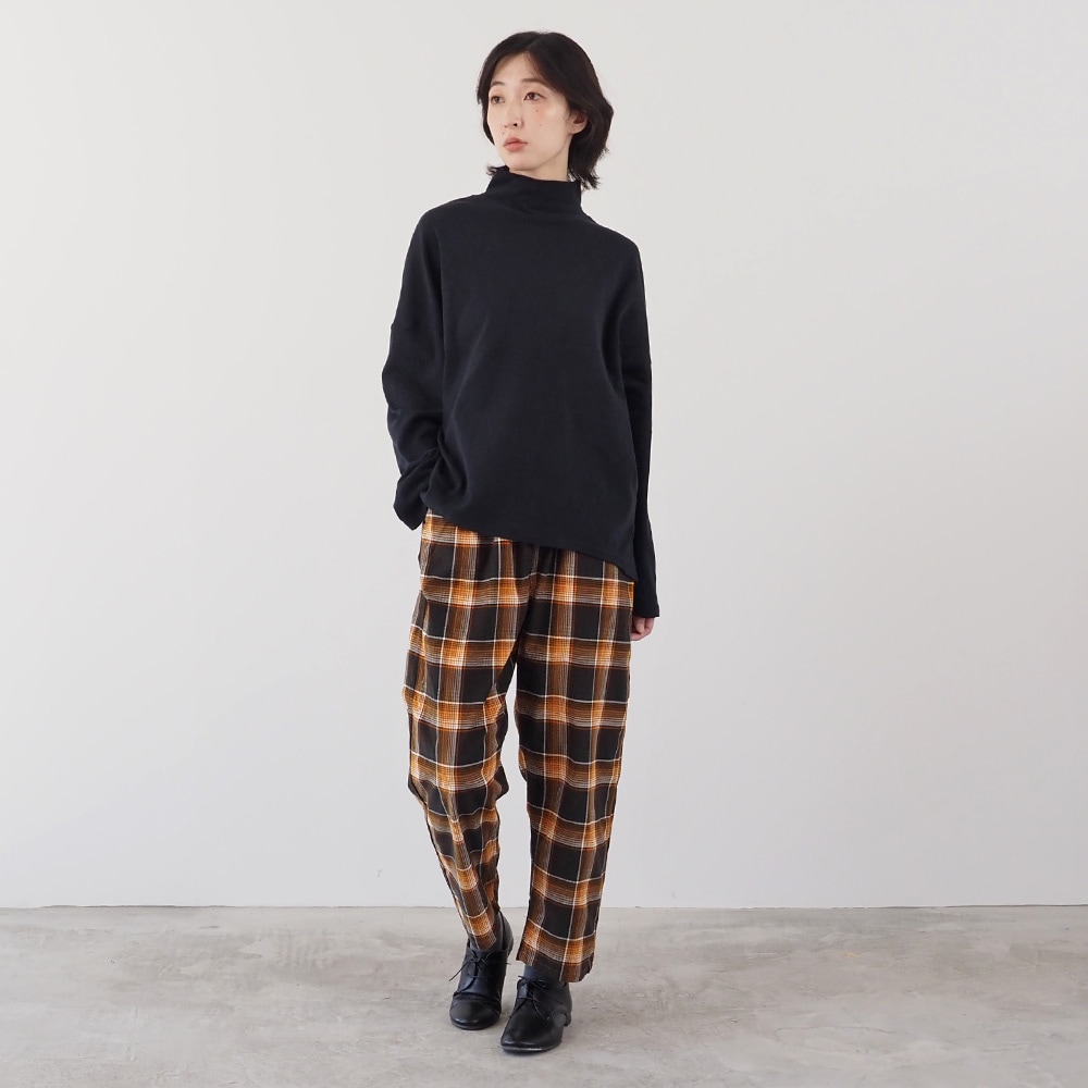 Vintage Peachスムース ハイネックPO Tシャツを着た女性の全身