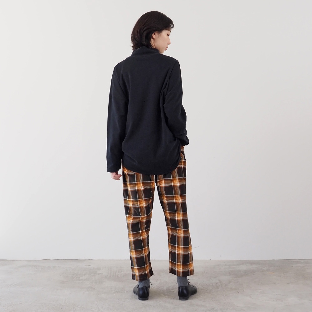 Vintage Peachスムース ハイネックPO Tシャツを着た女性の全身