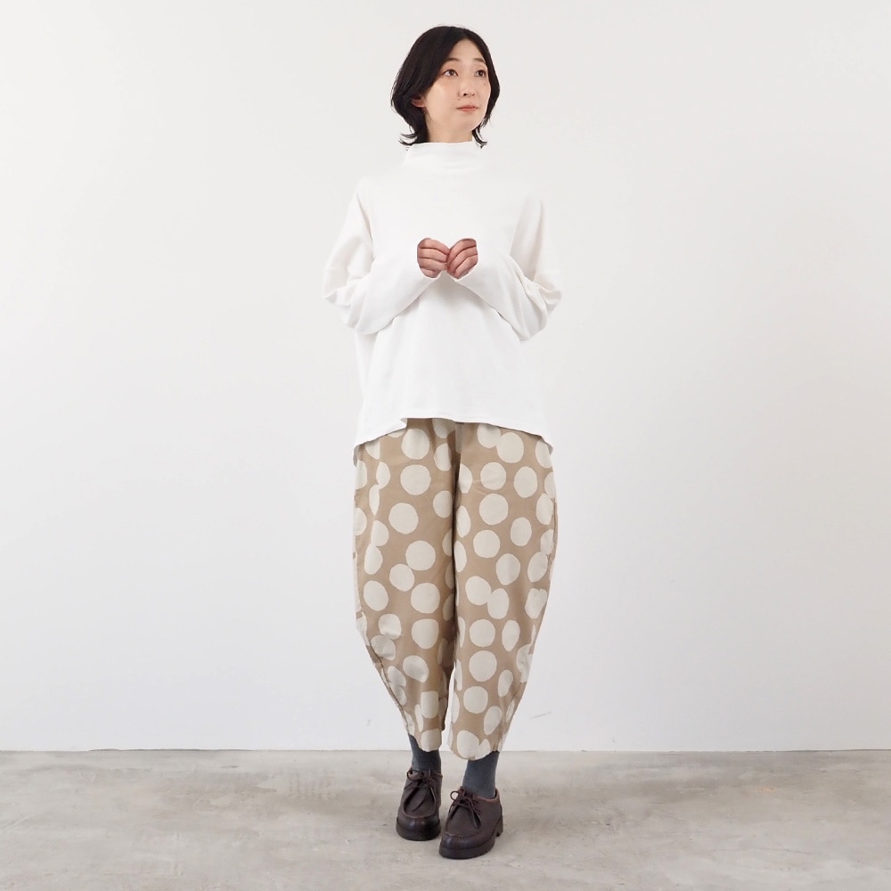 Vintage Peachスムース ハイネックPO Tシャツを着た女性の全身