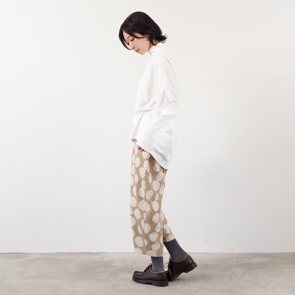 Vintage Peachスムース ハイネックPO Tシャツを着た女性の全身