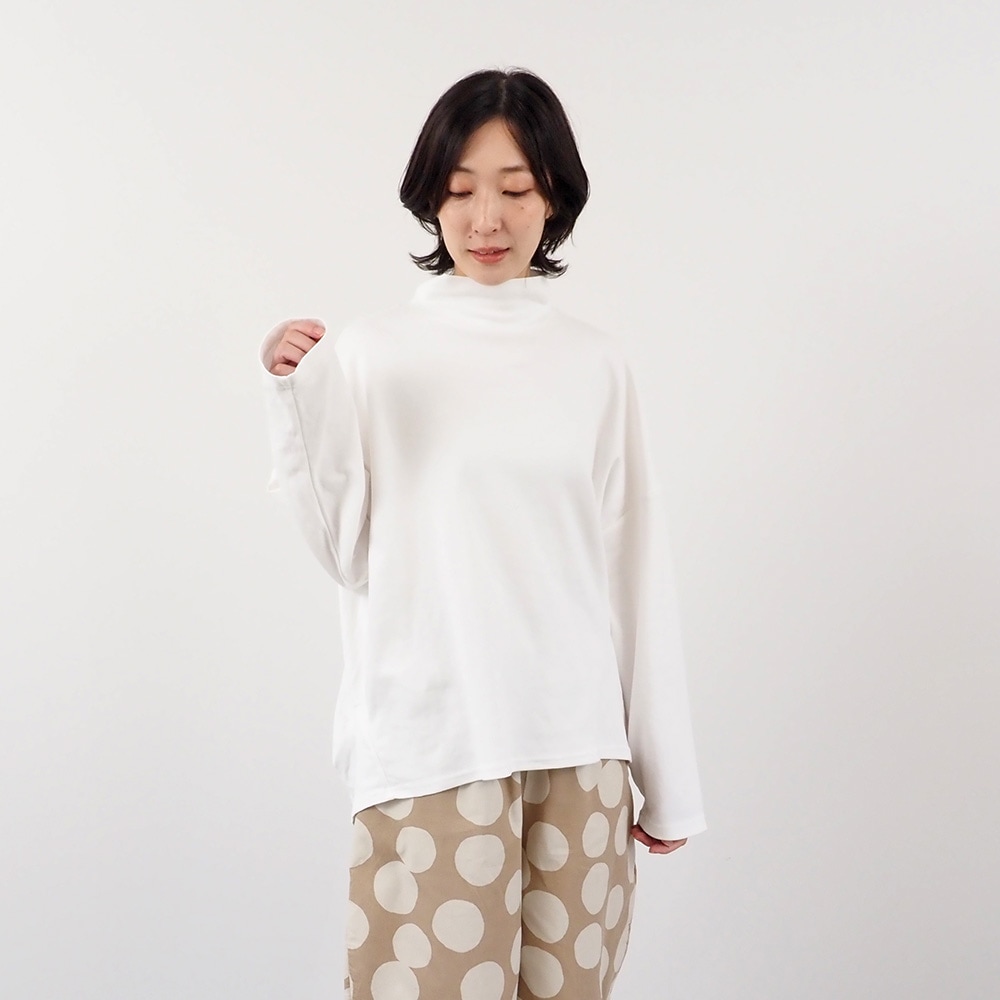 Vintage Peachスムース ハイネックPO Tシャツを着た女性の全身