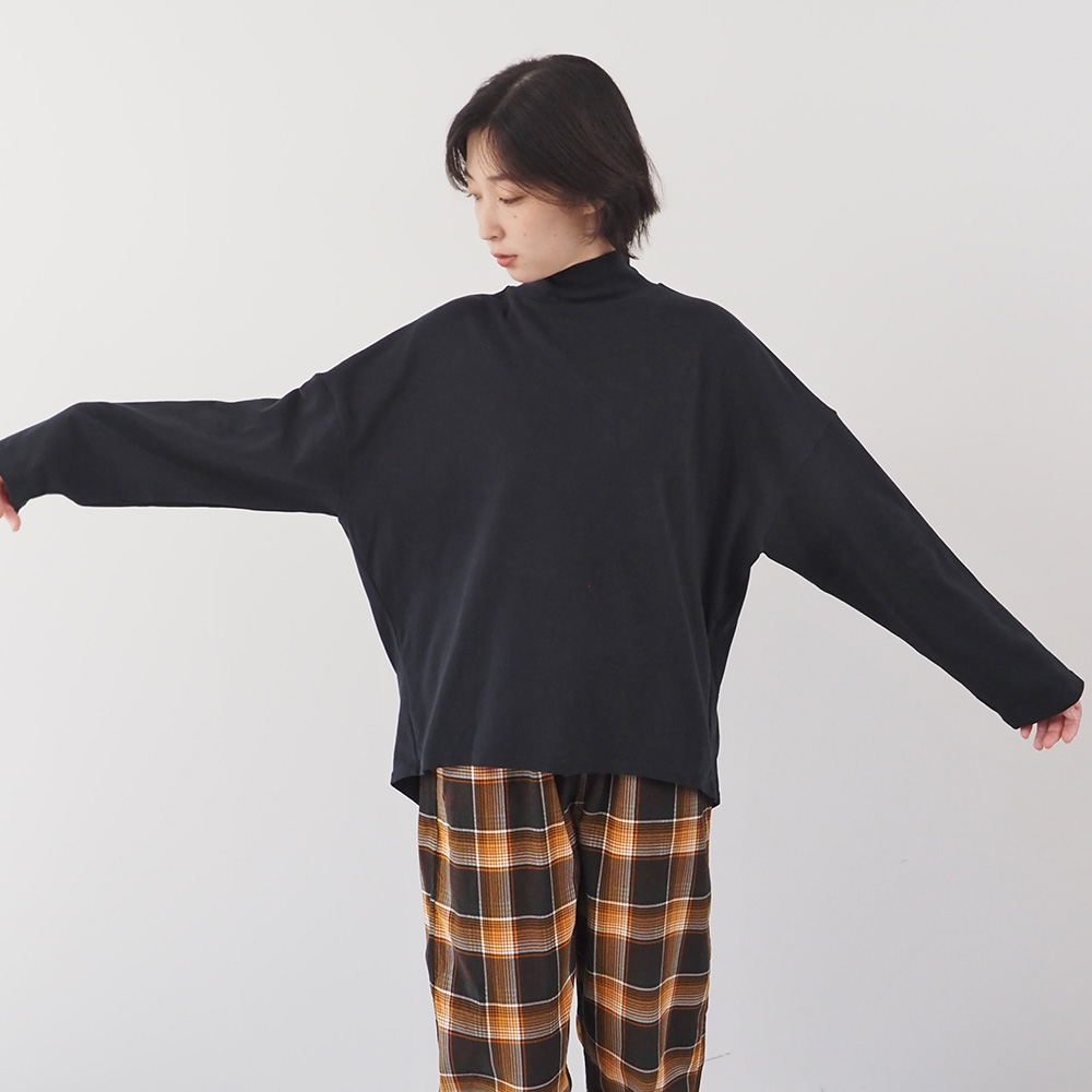 Vintage Peachスムース ハイネックPO Tシャツを着た女性の正面