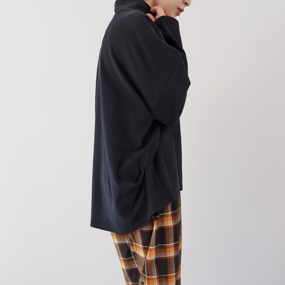 Vintage Peachスムース ハイネックPO Tシャツを着た女性の正面