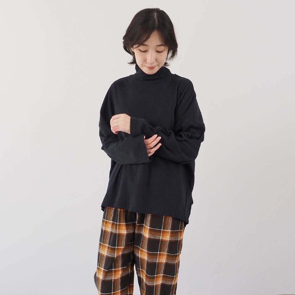 Vintage Peachスムース ハイネックPO Tシャツを着た女性の正面