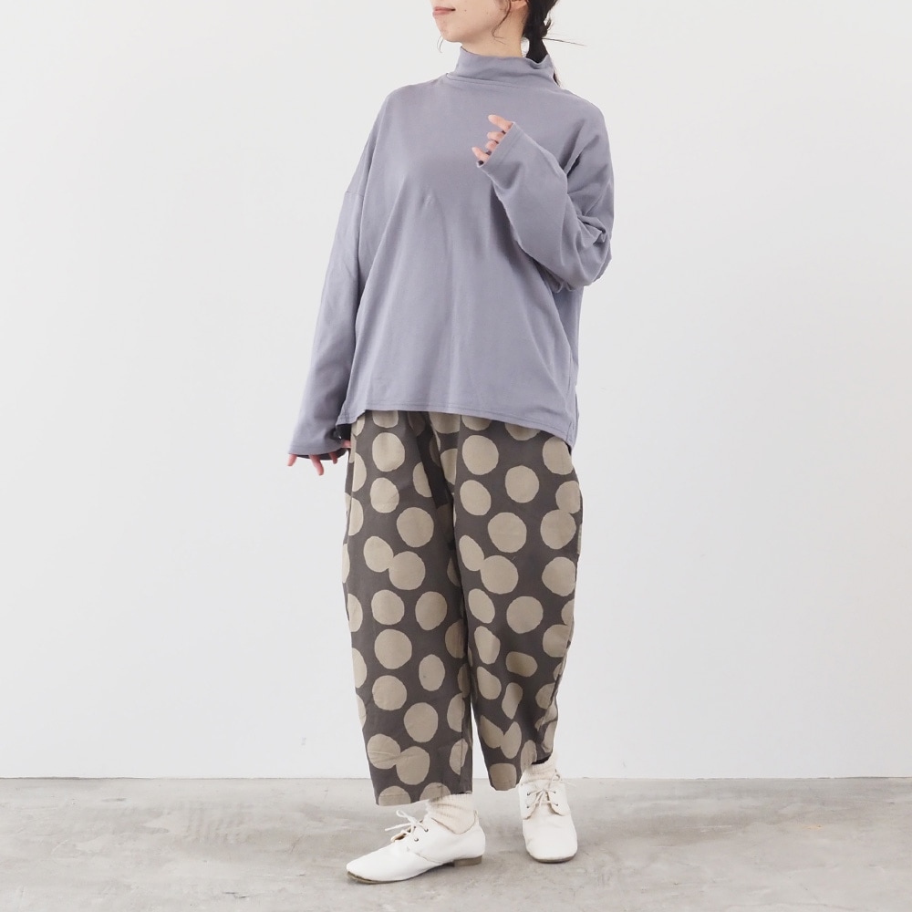 Vintage Peachスムース ハイネックPO Tシャツを着た女性の全身