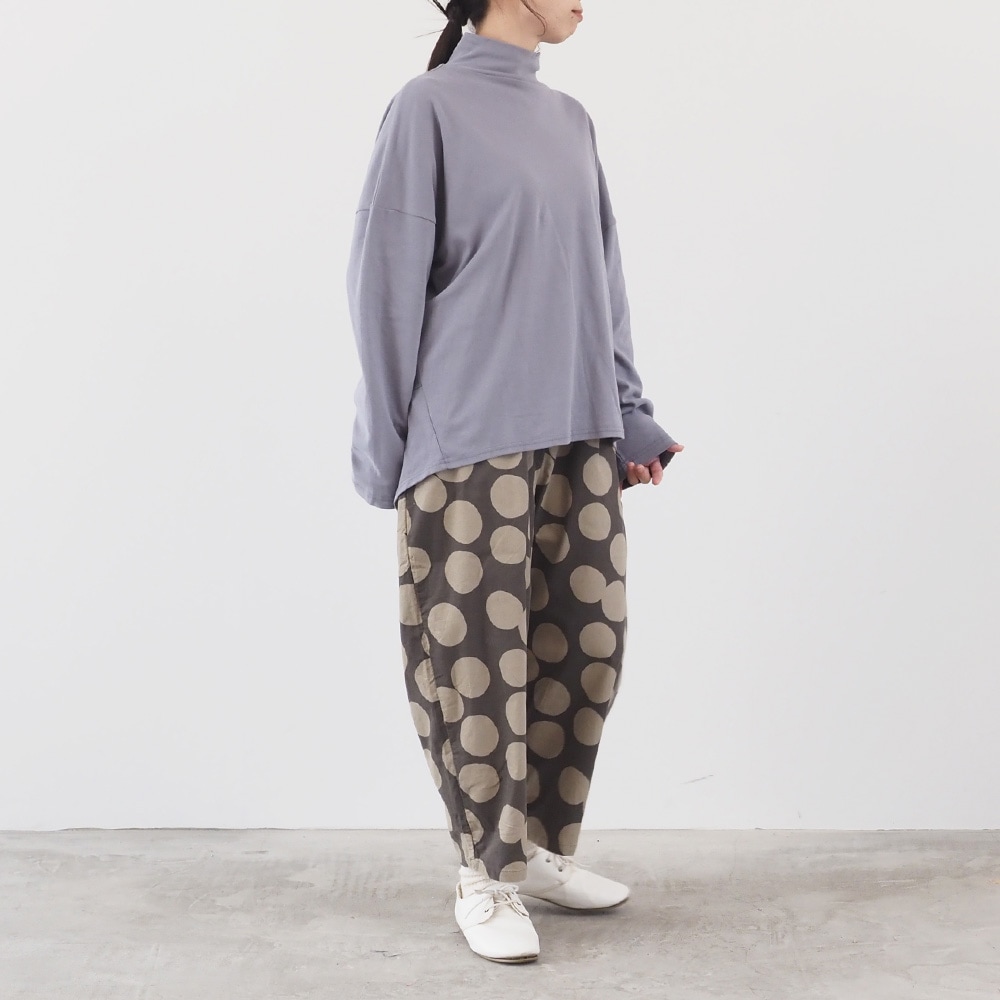 Vintage Peachスムース ハイネックPO Tシャツを着た女性の全身