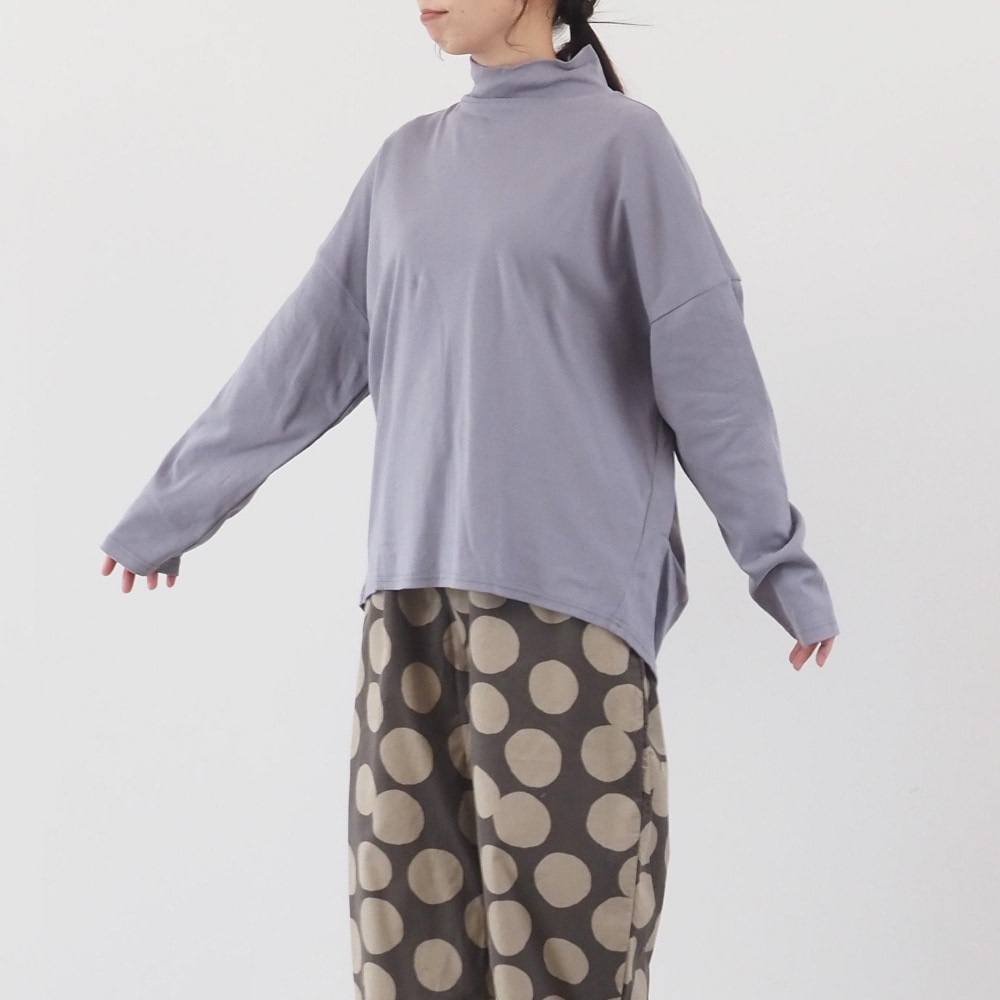 Vintage Peachスムース ハイネックPO Tシャツを着た女性の全身