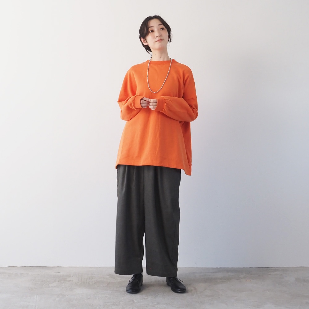 30/10セントラル裏毛 ワイドトレーナー トレーナーを着た女性の全身