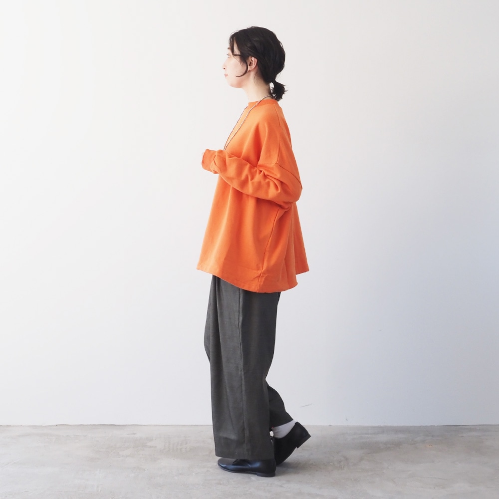 30/10セントラル裏毛 ワイドトレーナー トレーナーを着た女性の全身