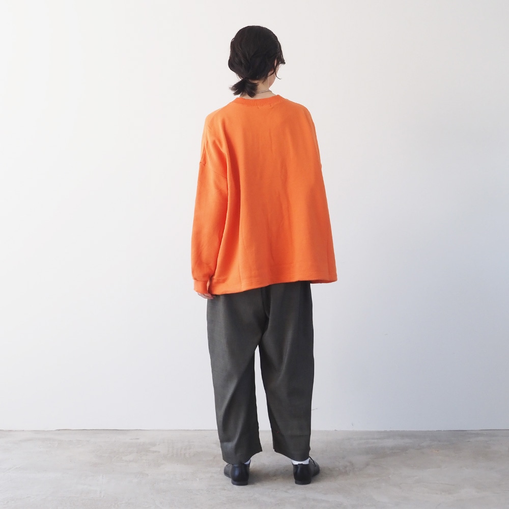 30/10セントラル裏毛 ワイドトレーナー トレーナーを着た女性の全身