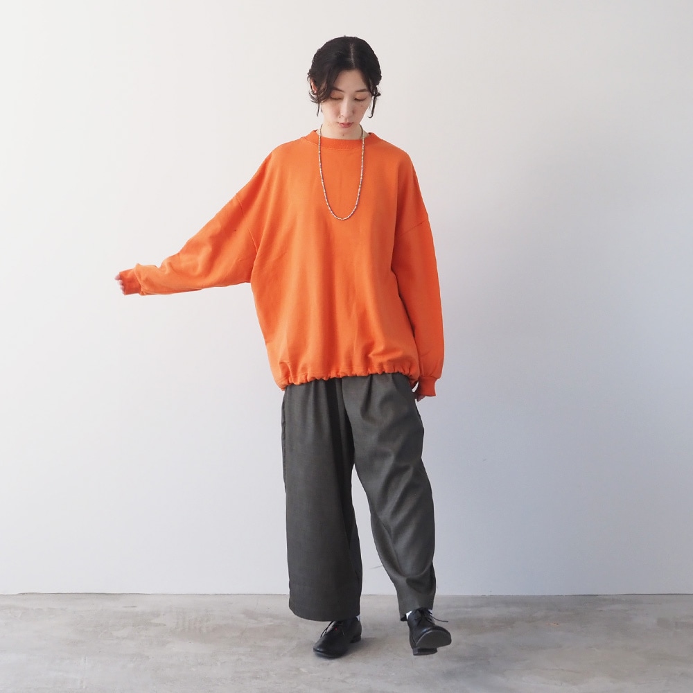 30/10セントラル裏毛 ワイドトレーナー トレーナーを着た女性の全身