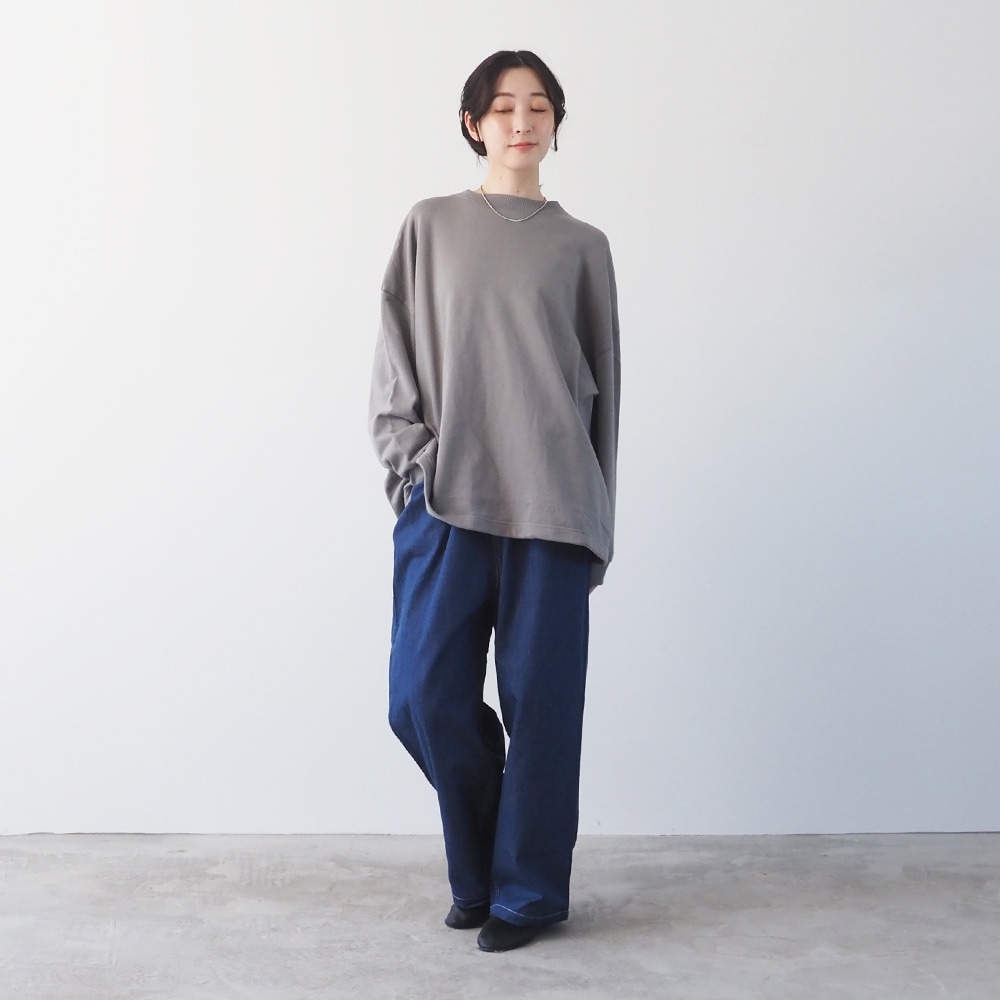 30/10セントラル裏毛 ワイドトレーナー トレーナーを着た女性の全身