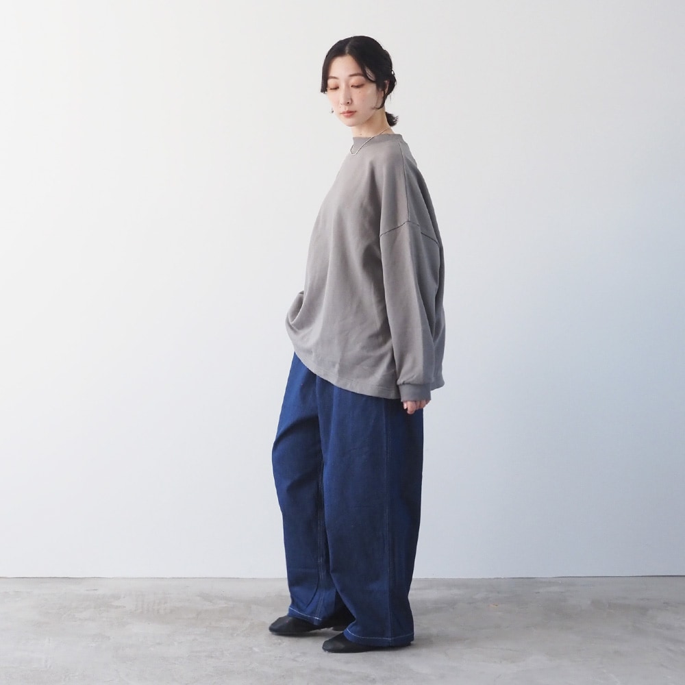 30/10セントラル裏毛 ワイドトレーナー トレーナーを着た女性の全身