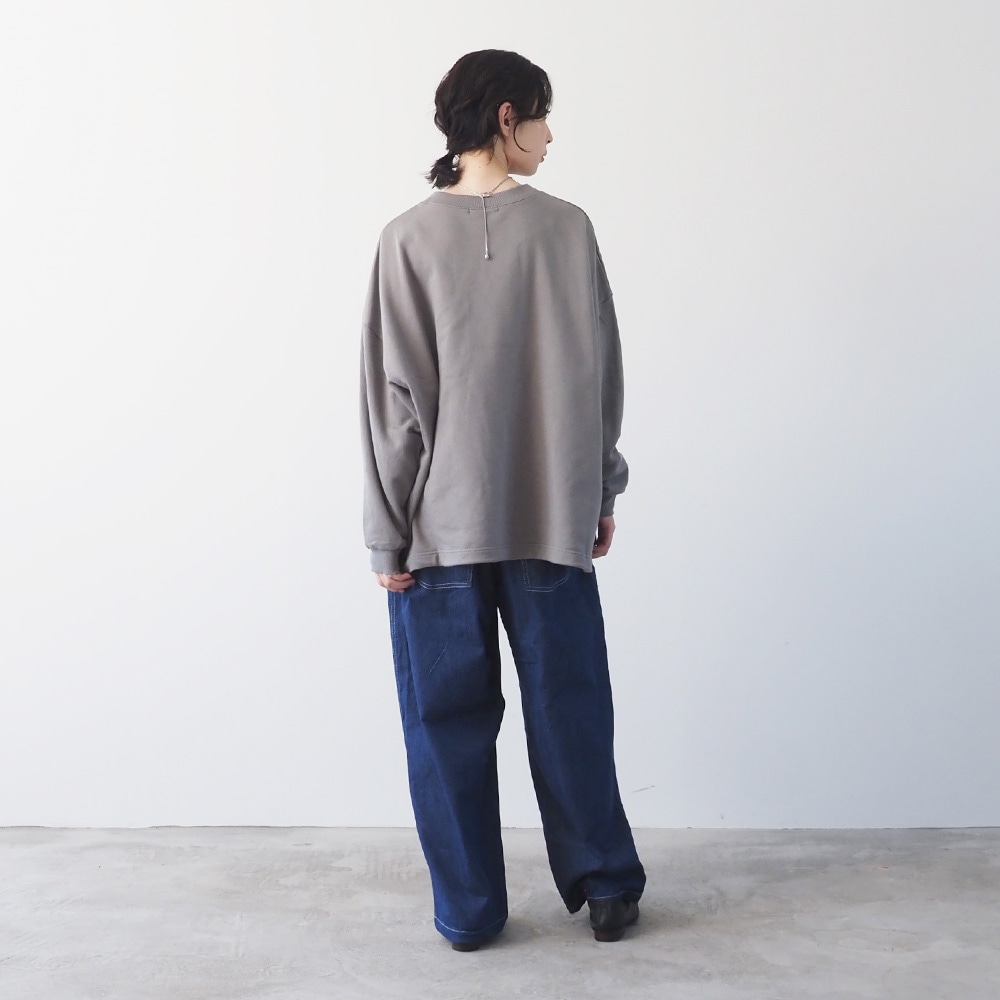 30/10セントラル裏毛 ワイドトレーナー トレーナーを着た女性の全身