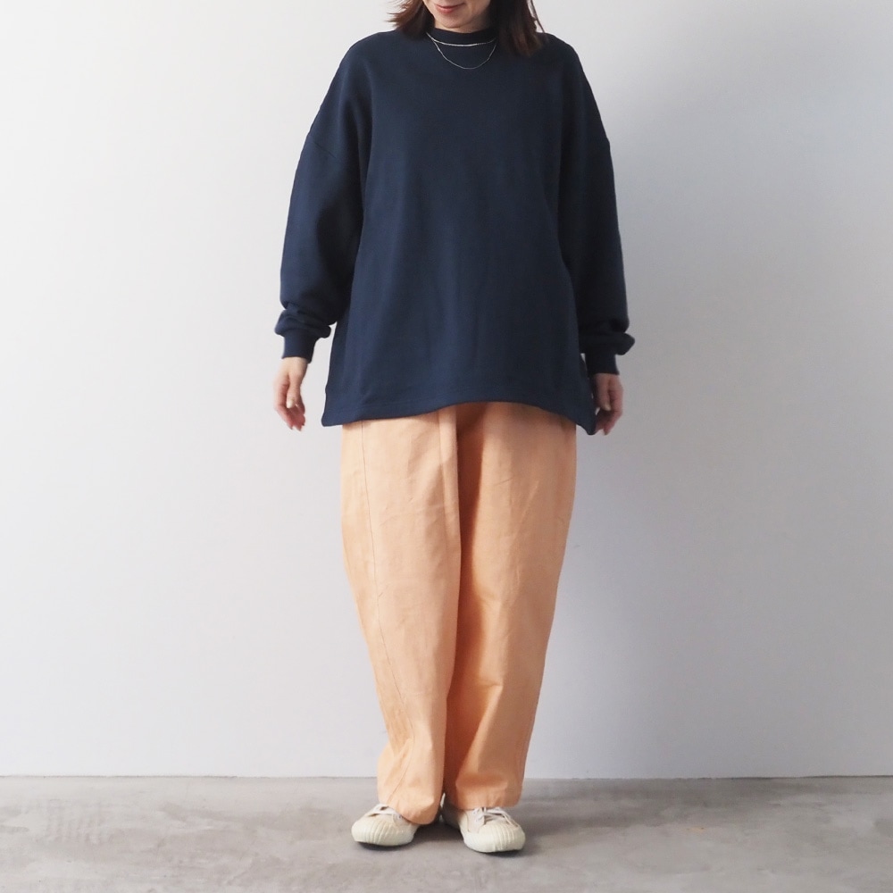 30/10セントラル裏毛 ワイドトレーナー トレーナーを着た女性の全身