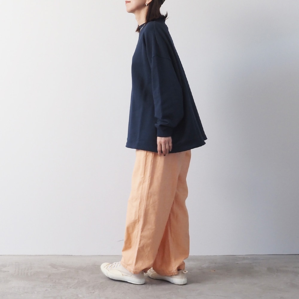 30/10セントラル裏毛 ワイドトレーナー トレーナーを着た女性の全身