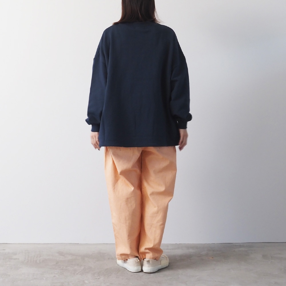 30/10セントラル裏毛 ワイドトレーナー トレーナーを着た女性の全身